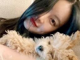 ‘뭐 하고 사나 했더니..’ 댕댕이와 함께 미모 자랑 중인 여배우