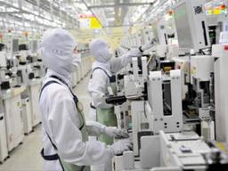 반도체 주문 밀려드는데...물량 부족에 가격 인상, 생산 중단까지 ‘비상’