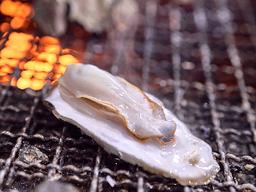 뜨거운 김 토할 때 입벌린 놈 하나 입에 쏙 넣으면 불맛 나는 굴맛! [지극히 味적인 시장 (47)]