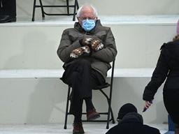 연결과 위로의 ‘굵은 실’…샌더스 장갑부터 카디건까지 ‘할미룩’이 뜬다