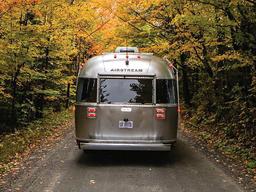 코로나 때문에…캠핑카 회사에서 움직이는 사무실을 만들었다