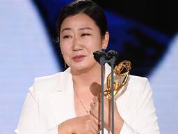 라미란 "이게 무슨 일이고" 주연상 감격…<strong>송은이</strong>·김숙 "파티하자"