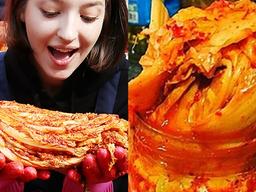 외국인들이 한국 <strong>김치</strong>를 담그면 벌어지는 흔한 일.jpg