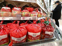 [시시콜콜] 김치, 소 오줌, <strong>구충제</strong>까지…별의별 코로나19 특효'설'