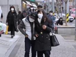 휠체어 탄 <strong>이봉주</strong>…팬들 걱정 쏟아진 '충격 <strong>근황</strong>'