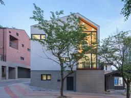 [집 공간 사람] 삼형제가 마음껏 뛰노는 반쪽이 창인 집