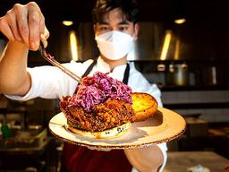 ‘복수의 맛’ 핫<strong>치킨 버거</strong>를 아십니까