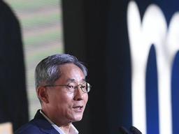 윤종규 <strong>KB금융</strong> 회장 금융권 '연봉킹' 등극…10억 원 늘어난 이유는?