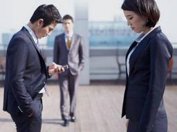 지금 그 회사 몇 살까지 다닐 수 있을 것 같으세요? 물었더니