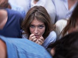 “좁은 공간이 무서워요”…연예인도 많이 겪는 ‘폐소<strong>공포증</strong>’이란?