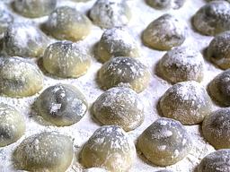 [강경록의 미식로드] 수능 때마다 줄서서 '덩실' 춤추는 분식집