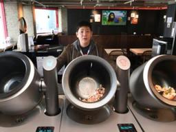 [스타트업 리포트] 로봇 요리하면 달리는 식당이 배달한다… 김봉진도 '통큰 투자'