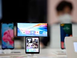 LG 스마트폰, 구시대 <strong>유물</strong>로 전락한 3가지 이유…“피처폰 성공에 취해 혁신 방기”
