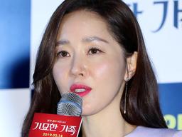 "부부에서 친구 됐다"...<strong>엄지원</strong>, 건축가 오영욱과 이혼