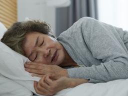 ‘나이 드니 달아나는 잠’…달아나게 뒀다간 치매, 비만 부른다