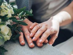 "첫사랑과 낭만적 결혼이 행복할까?"