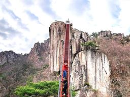 수직에 가까운 계단에 다리가 후들… ‘악’ 소리 나는 <strong>대둔산</strong>, ‘산린이’도 가능할까