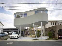 처음과 끝<strong>이 연결</strong>된 그림 속 무한 계단 같은 일본 주택
