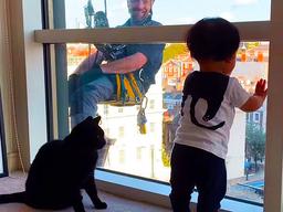 냥이와 아기가 함께 <strong>창문</strong> 밖 봤더니 등장 한 건…