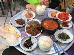 밥 양 실화냐? 한 그릇 먹으면 두 끼는 굶어도 된다는 <strong>고봉밥</strong> <strong>맛집</strong>