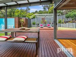 리조트 아니야? 뒤뜰에 <strong>덱</strong>만 깔았을 뿐인데 찾아오는 집과 생활의 변화