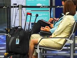 승무원들이 다른 건 몰라도 <strong>볼펜</strong>은 꼭 돌려달라고 말하는 건…