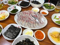 ‘연예인 포스’로 화제된 전직 회사원이 공개한 제주 ‘찐맛집’