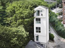 <strong>성곽</strong>길 옆 세로로 쌓은 집, 층마다 다른 풍경을 담다