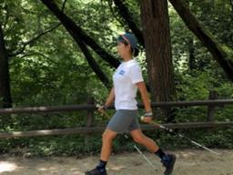 “걷기만 했는데 확 빠져”…의사도 놀란 <strong>노르딕워킹</strong> 효과[양종구의 100세 시대 건강법]