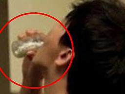 “대부분 몰라” <strong>약사</strong>들이 알약 먹을 때 조심하라고 경고한 행동