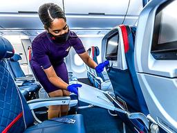 ‘유명 유튜버도 겪었다’ 생리 때문에 시트 젖자 승무원이 한 행동