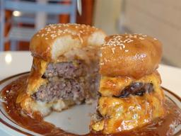 “육즙이 쏟아지네요” 국내 최고급 <strong>수비드</strong> 패티 만들어지는 과정 공개