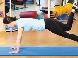 손 짚고 엎드린 채 다리를 위로 쭉~ 힙업 <strong>운동</strong>으로 어깨·<strong>복부</strong>까지 단련