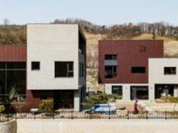 하나의 마당을 <strong>공유</strong>하는 두 채의 <strong>주택</strong>, 3대가 사는 집 ‘사각사각’