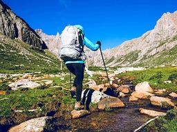 [ESC] 트레킹 폴, 꼭 써야 하나요? 잘못 쓰면 몸도 <strong>산도</strong> 시달려요