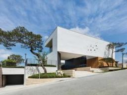 검소하되 누추하지 않고 화려하되 사치스럽지 않아