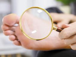 [건강한 가족] 발바닥 점, 부은 발목, 질질 끌리는 발···피부·신장·뇌 질환 경고일 수 있어요