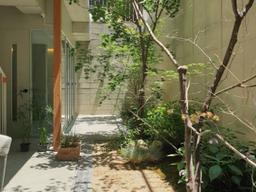 [ESC] 1층, 어찌보면 땅과 가장 가까운 의외의 로열층!