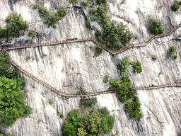 龍의 등을 타고 승천하듯…하늘길이 열렸다