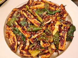 쫄깃·매콤 불맛… 주말 ‘깐부'끼리 <strong>오징어볶음</strong> 어때?