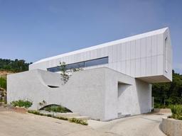 두 개의 마당 사이로... 공중에 떠 있는 돌집