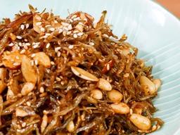 초조하고 우울한 기분 ‘<strong>멸치</strong><strong>견과류</strong><strong>볶음</strong>’으로 털어내세요.