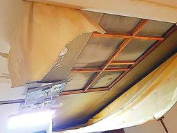 ‘무너진 천장에서 물이 뚝뚝’ 10년 차 공공<strong>임대</strong> 아파트에서 벌어진 일