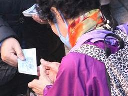 500원 받겠다고.. 매일 20km 넘게 걸어다니는 노인들