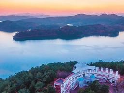 꽃보다 붉은 충절의 물결따라 巨富의 황금빛 전설이 흐른다