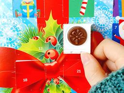 마켓 컬리에서 <strong>크리스마스</strong> 시즌 소장템 1순위라는 OOOO 캘린더 정체