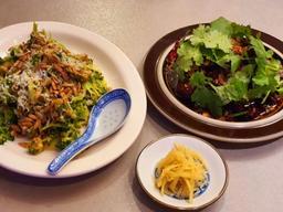 먹음직스러운 광택에 고수 듬뿍 얹은 족발, 아∼ 이국적 혼합의 맛[식객 이윤화의 오늘 <strong>뭐</strong> <strong>먹지</strong>?]