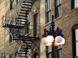 건물 외벽에 설치된 계단 용도 알고 보니