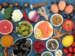 “노인 중 남성은 과일, 여성은 <strong>어패류</strong> 섭취 부족시 노쇠위험↑”