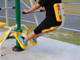 근육 파산을 막아줄 공원 운동기구 활용 꿀팁